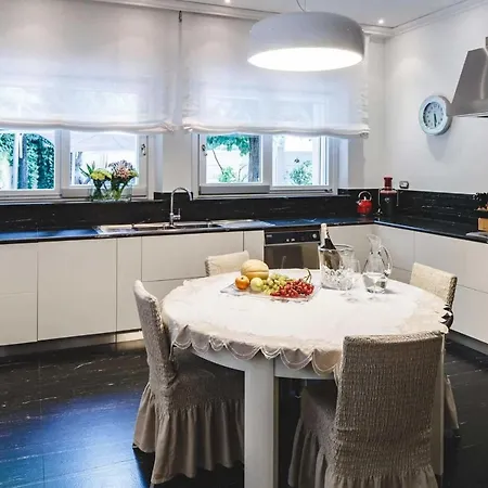 Sleeps 8 With Pool Air Con And Wifi * Pietra la Croce