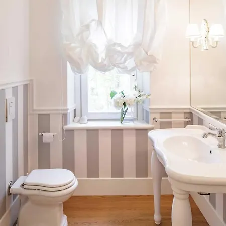 Sleeps 8 With Pool Air Con And Wifi