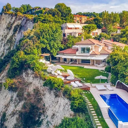 Sleeps 8 With Pool Air Con And Wifi Pietra la Croce