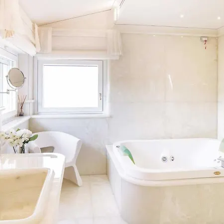 Sleeps 8 With Pool Air Con And Wifi