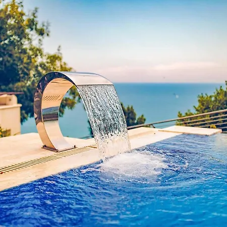Sleeps 8 With Pool Air Con And Wifi * Pietra la Croce