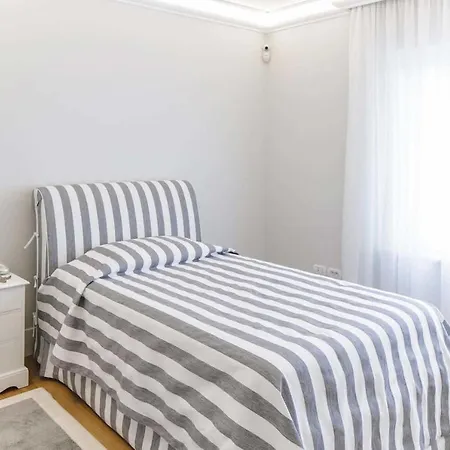 Villa Sleeps 8 With Pool Air Con And Wifi