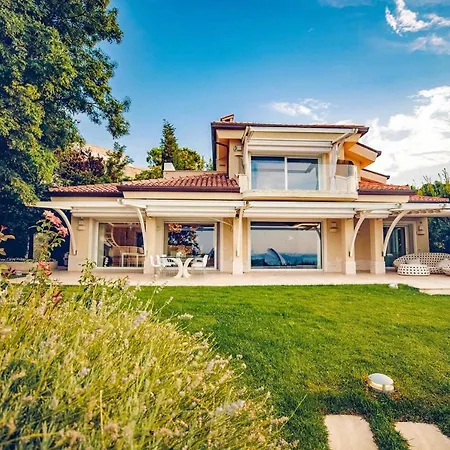 Sleeps 8 With Pool Air Con And Wifi *