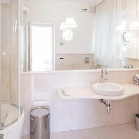 Sleeps 8 With Pool Air Con And Wifi * Pietra la Croce