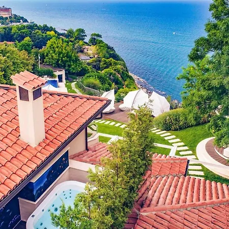 Sleeps 8 With Pool Air Con And Wifi Pietra la Croce